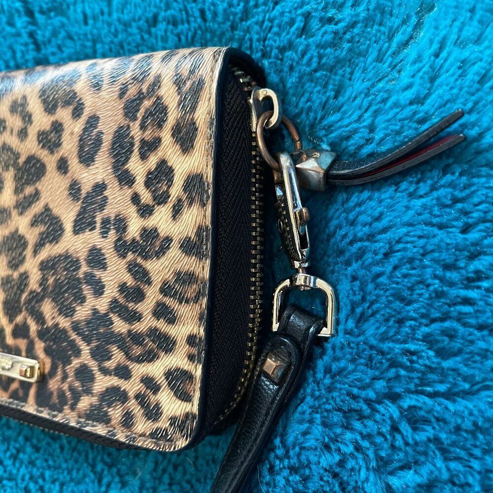 Stella & Dot Chelsea Tech Wallet leopard print detachable strap - Picture 4 of 5